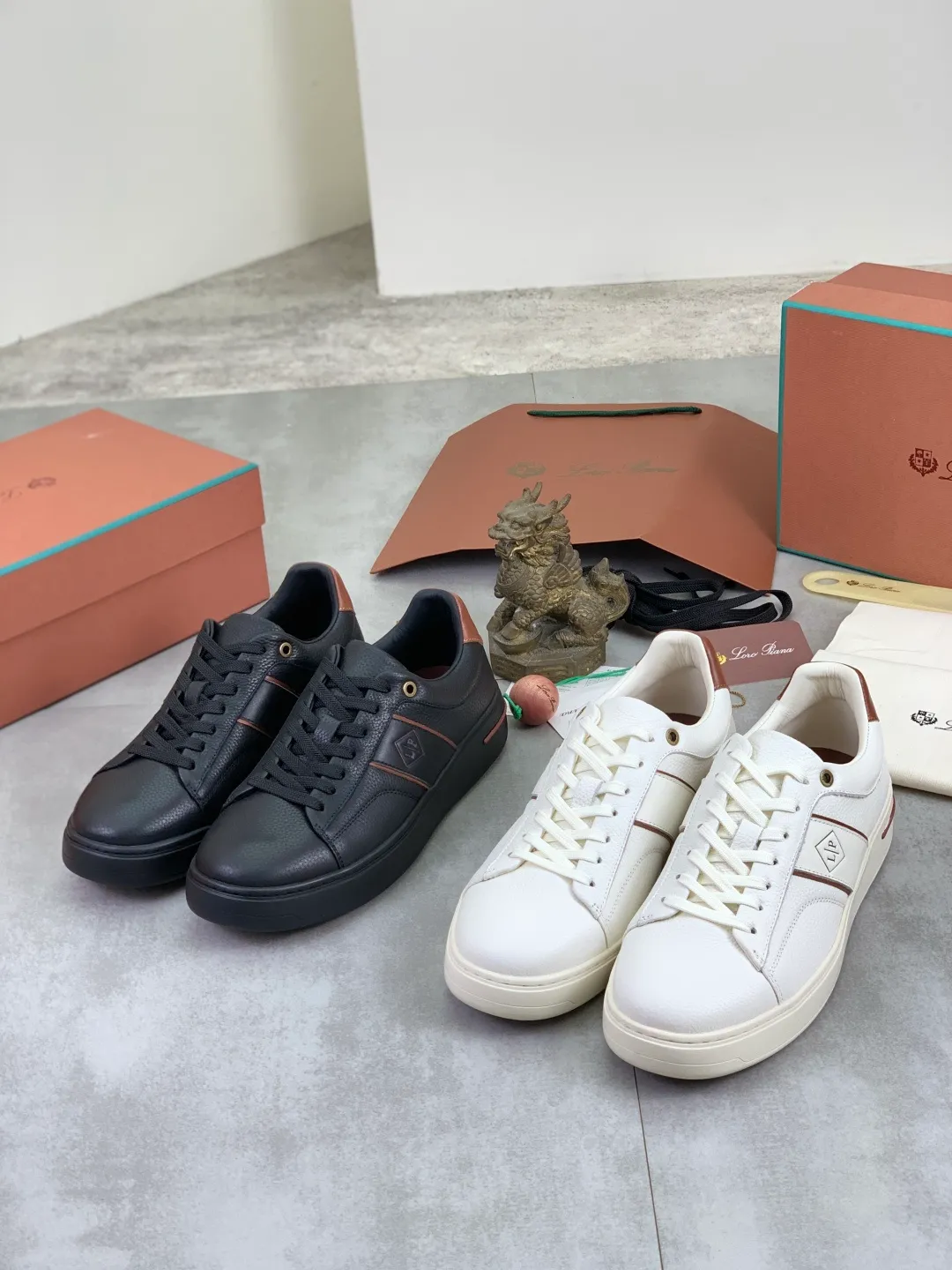Men's men's shoes 💰P560 New style 💰High quality The latest casual shoes Loro Piana 💯Top grade💯Buy the original copy💯 Founded the existing Loro Piana company on April 24, 1924. It is now the sixth generation of family business, providing top quality products to customers who are discerning in taste and quality. Imported original fly woven fabric with cowhide fabric, plain calfskin lining. Hand-sewn thread with cowhide feet. Original packaging. Number of yards: 38-44 (customized for 45 and 46). 2️⃣ colors available.
